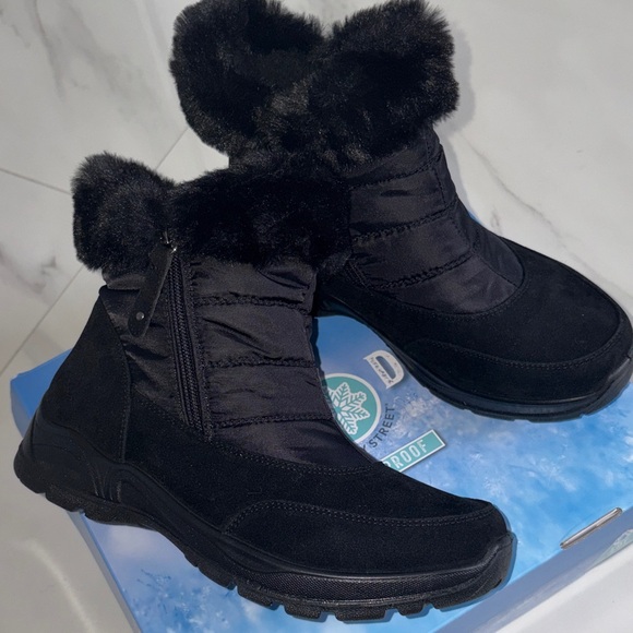 Easy Dry by Easy Street Women’s Ankle Boots with Faux Fur Size 7M - Picture 2 of 15